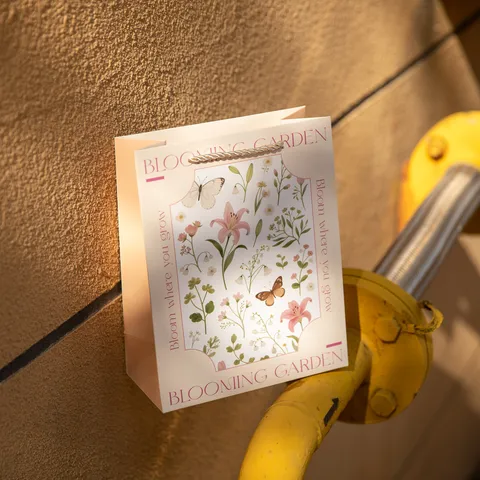 Künstlerische Blumen Papier Geschenktüten Mit Henkeln Frischer Stil Blumen Schmetterling Muster Geschenktüten Für Geburtstag Party Verpackung