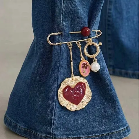 Vintage Wine Red Heart Safety Pin Brooch For Women Gold Alloy Artificial Pearl Flower Multi-Pendant Chain Brooch Pin Jewelry