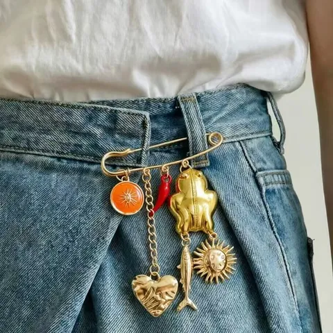 Vintage Zinc Alloy Safety Pin Brooch For Women With Orange Chili Frog Heart Fish Sun Pendants Quirky Retro Drip Oil Metal Breastpin Jewelry Gift
