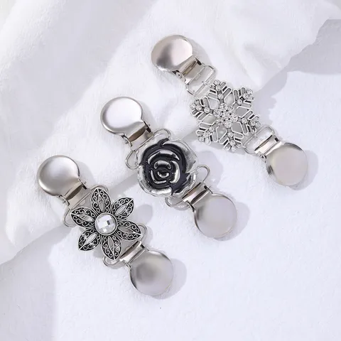 Vintage Alloy Snowflake Rose Sweater Clips For Women Hollow Carved Rhinestone Scarf Brooch Clasp Anti Slip Shawl Clips