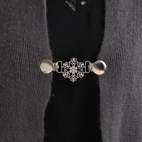 Vintage Alloy Snowflake Rose Sweater Clips For Women Hollow Carved Rhinestone Scarf Brooch Clasp Anti Slip Shawl Clips