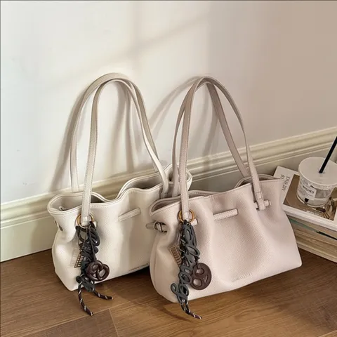 Grand Sac Cabas en Cuir PU pour Femmes Sac à Main Rétro Casual pour Trajet Couleur Unie avec Pendentif