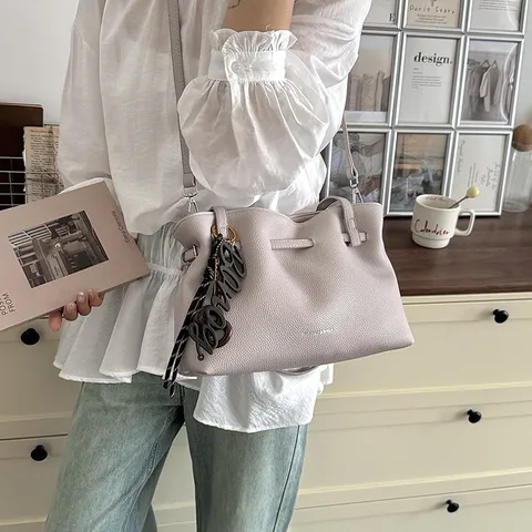 Grand Sac Cabas en Cuir PU pour Femmes Sac à Main Rétro Casual pour Trajet Couleur Unie avec Pendentif