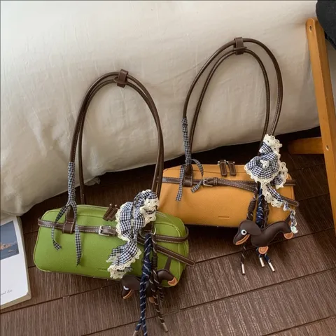 Rétro PU Cuir Boston Bowling Sac Femmes Chic Couleur Contrastée Épaule Aisselle Sac Avec Chiot Pendentif Mode Commutage Sac à Main