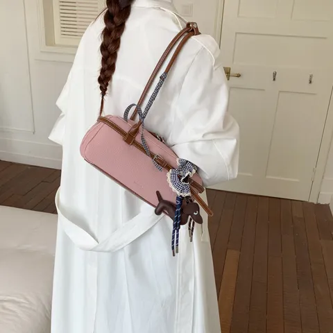 Rétro PU Cuir Boston Bowling Sac Femmes Chic Couleur Contrastée Épaule Aisselle Sac Avec Chiot Pendentif Mode Commutage Sac à Main
