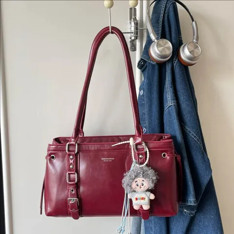 Sac Bandoulière Rétro en Cuir PU Grande Capacité pour Femme Sac Cabas Casual Sous les Aisselles avec Joli Pendentif en Peluche