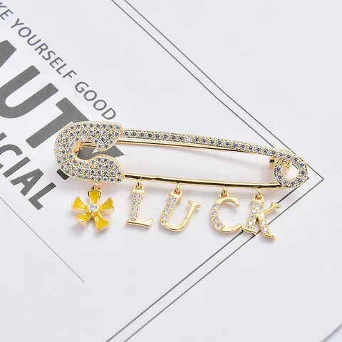 Mode Cuivre Strass Lettre Luck Broche Épingle de Sûreté Design Cardigan Costume Broche Épingle Pour Saint Valentin Cadeau Navette Unisex Bijoux Accessoires
