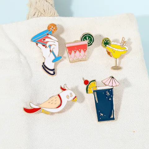 Broche de Esmalte de Dibujos Animados de Verano Creativo Copa de Cóctel Limón Loro Alfiler de Aleación Insignia de Moda Regalo de Joyería Para Mujeres Hombres