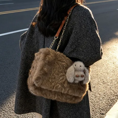 Sac Bandoulière en Peluche Fausse Fourrure pour Femmes Hiver Décontracté Duveteux avec Bandoulière Chaîne Sac à Main Minimaliste