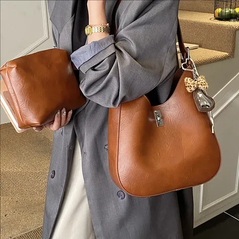 Sac Bandoulière Hobo en Cuir PU pour Femmes Sac Seau Rétro Élégant Sac Bandoulière de Commutateur Avec Pendentif Serrure Métallique