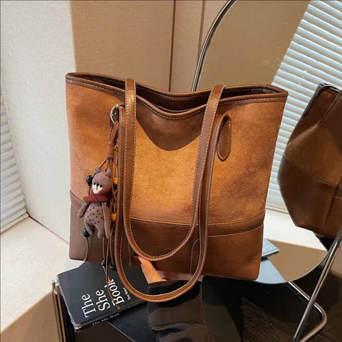 Sac Cabas Grande Capacité Femme Épissage Cuir PU Mat Sac Bandoulière Casual Sac à Main avec Pendentif Ours