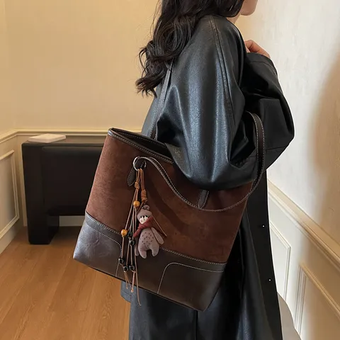 Sac Cabas Grande Capacité Femme Épissage Cuir PU Mat Sac Bandoulière Casual Sac à Main avec Pendentif Ours