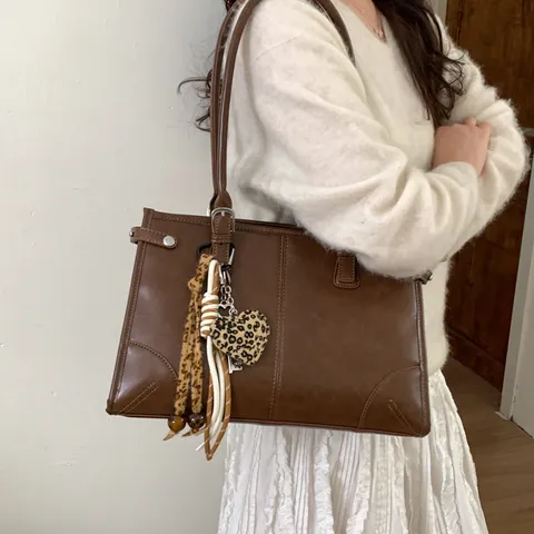 Femmes Vintage Grande Capacité Sac Cabas en Cuir PU Sac d'Épaule de Navettage Sac Sous Bras Avec Pendentif