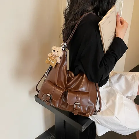 Sac à Dos pour Femme en Cuir PU Vintage Grande Capacité Sac Cabas Casual Trajet Sac Bandoulière Multifonctionnel Avec Pendentif Ours