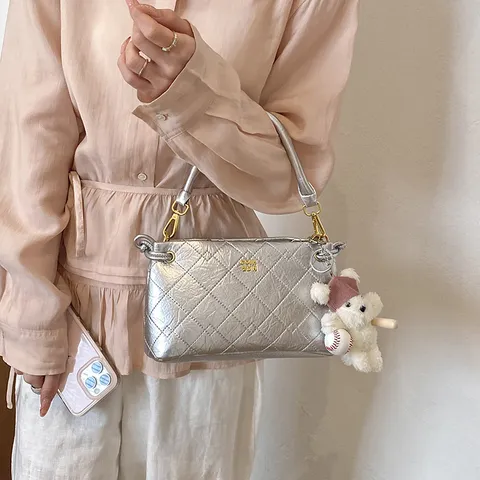 Sac Bandoulière Matelassé Mode Femme En Cuir PU Sac à Main Sac d'Épaule De Ville Avec Chaîne Et Mignon Pendentif Ours