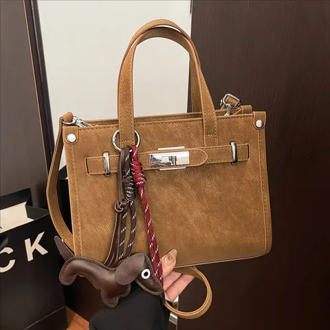 Petit Sac Carré en Cuir PU pour Femmes Sac à Bandoulière Rétro Sac Porté Main Sac de Commutateur Avec Pendentif Chien