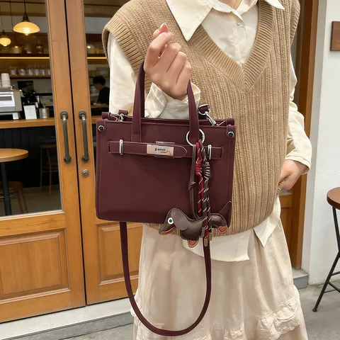Petit Sac Carré en Cuir PU pour Femmes Sac à Bandoulière Rétro Sac Porté Main Sac de Commutateur Avec Pendentif Chien
