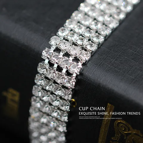 Catena a Coppa in Strass di Vetro a Quattro File Catena in Metallo Placcato Argento DIY Abito da Sposa Decorazione per Indumenti Accessori per Gioielli Artigianali