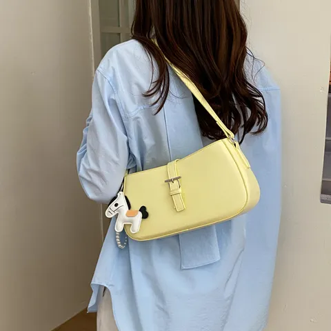 Sac Underarm en Cuir PU pour Femmes Sac Bandoulière Unie Minimaliste Sac à Main de Trajet Quotidien Avec Pendentif Sac de Mode