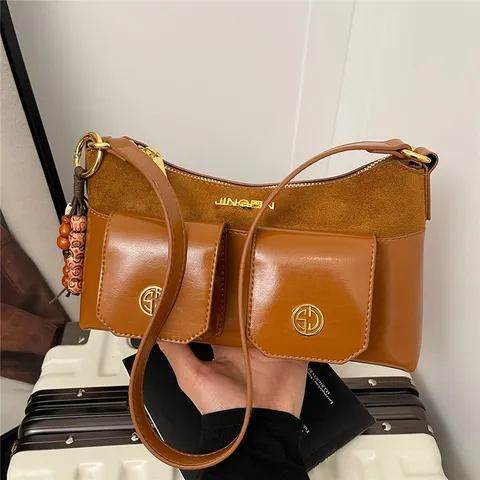 Sac Underarm en Cuir PU pour Femmes Mode Multi-Poches Sac à Bandoulière Chic Sac Casual Avec Pendentif