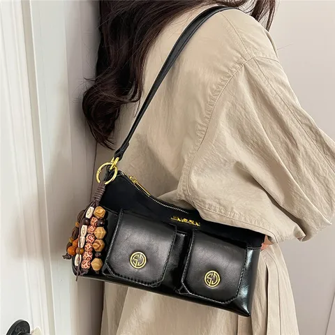 Sac Underarm en Cuir PU pour Femmes Mode Multi-Poches Sac à Bandoulière Chic Sac Casual Avec Pendentif