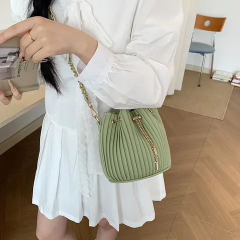 Sac Seau Plissé à la Mode pour Femmes Sac Bandoulière en Cuir PU avec Sangle Chaîne Sac à Main Quotidien Décontracté