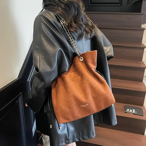 Sac Cabas en Suédine pour Femmes Grande Capacité Sac Bandoulière Rétro Sac Seau à Chaîne Sac à Main Mode Décontracté pour Automne
