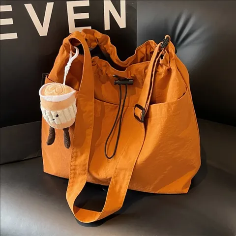 Grand Sac Seau Décontracté en Toile pour Femmes Sac Bandoulière Tendance avec Mignon Pendentif en Peluche Tasse de Café
