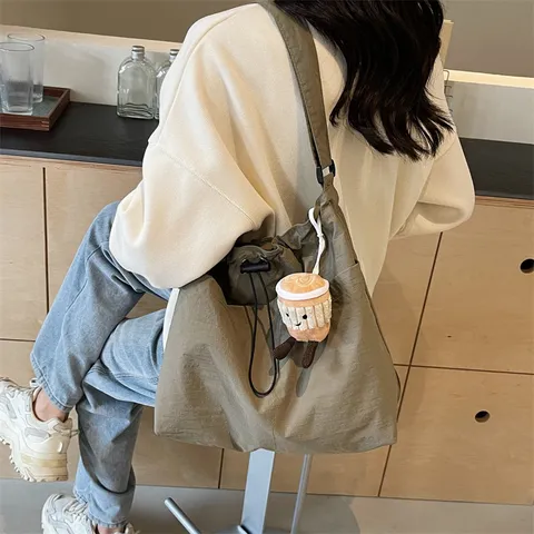 Grand Sac Seau Décontracté en Toile pour Femmes Sac Bandoulière Tendance avec Mignon Pendentif en Peluche Tasse de Café