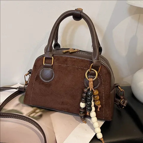 Sac Bowling Rétro en Cuir Daim Femmes Sac Bandoulière Vintage Petit Sac à Main Avec Pendentif Perlé
