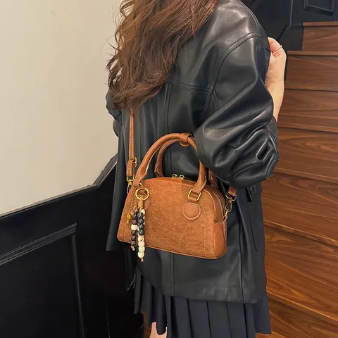 Sac Bowling Rétro en Cuir Daim Femmes Sac Bandoulière Vintage Petit Sac à Main Avec Pendentif Perlé