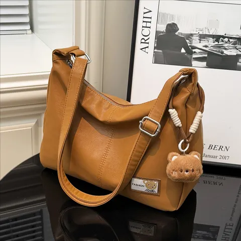 Femme Vintage Souple PU Cuir Sac Dumpling Décontracté Navette Hobo Sac Bandoulière Mode Sac Bandoulière avec Pendentif Ours en Peluche