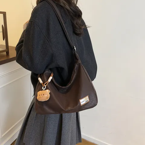 Femme Vintage Souple PU Cuir Sac Dumpling Décontracté Navette Hobo Sac Bandoulière Mode Sac Bandoulière avec Pendentif Ours en Peluche