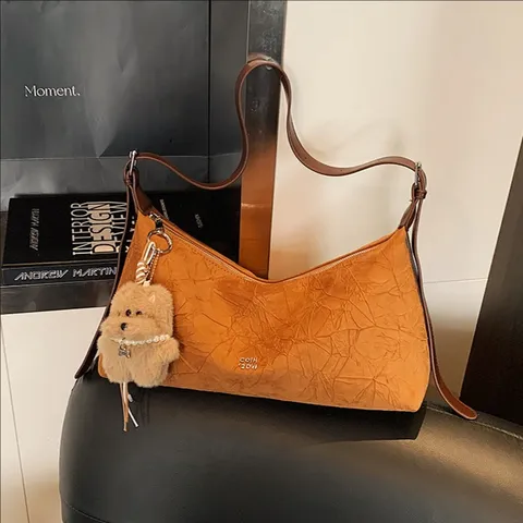 Femme Mode Sac Plissé Underarm Cuir PU Rétro Hobo Sac à Bandoulière Décontracté Sac à Main Avec Pendentif Ours