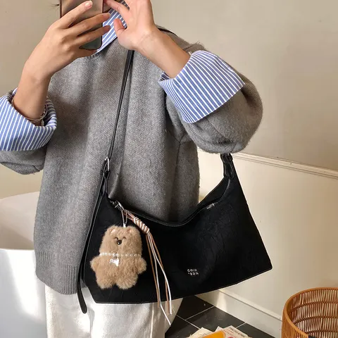 Femme Mode Sac Plissé Underarm Cuir PU Rétro Hobo Sac à Bandoulière Décontracté Sac à Main Avec Pendentif Ours