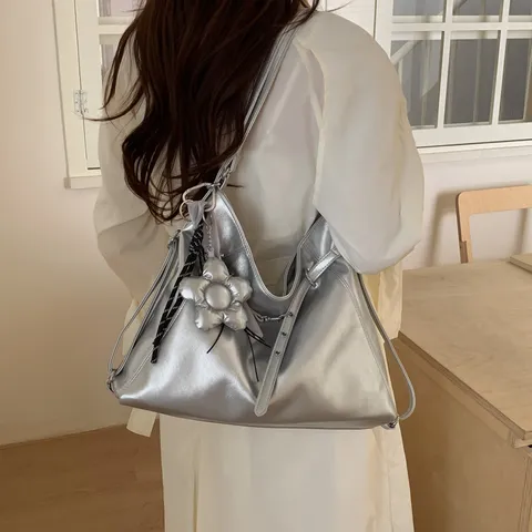Sac Cabas Fourre-Tout pour Femme en Cuir PU de Grande Capacité Rétro Sac à Bandoulière Multifonctionnel Chic avec Breloque