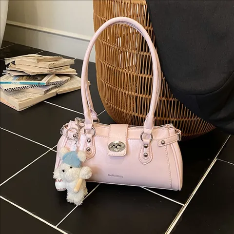 Sac Underarm en Cuir PU Mode Femme Sac à Bandoulière avec Rivets et Pendentif Ours Mignon