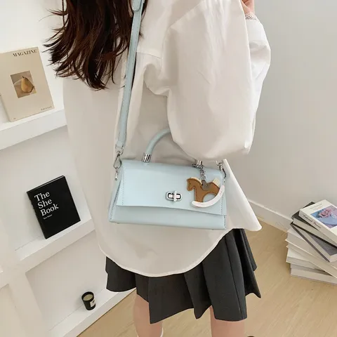 Mode Cuir PU Femmes Sac Bandoulière Style Coréen Couleur Unie Sac à Main Croisé Avec Fermeture à Serti Et Pendentif