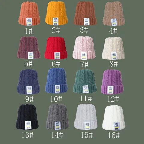 Bonnet Beanie en Acrylique Torsadé Décontracté pour Femmes Hiver Chaud Patch de Lettres Revers Doux Tricot Chapeau Couvre Chef Extérieur
