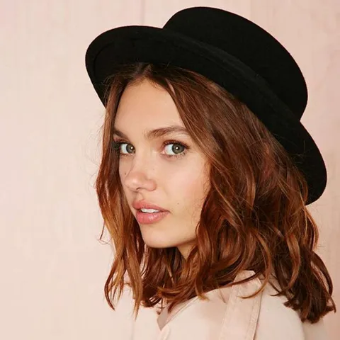 Chapeau Feutre Classique Couleur Unie en Polyester Style Vintage Britannique Ruban Bord Plat Chapeau Melon Jazz pour Hommes Femmes Hiver Automne Extérieur Chaud