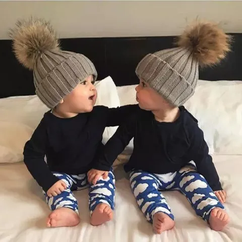 Bonnet en Tricot Chaud d'Hiver pour Enfants et Adultes Avec Pompon en Fourrure Artificielle Couleur Unie Côtelé en Polyester