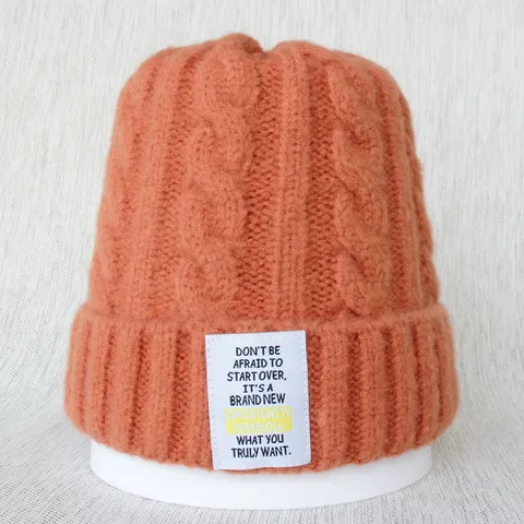 Bonnet Beanie en Acrylique Torsadé Décontracté pour Femmes Hiver Chaud Patch de Lettres Revers Doux Tricot Chapeau Couvre Chef Extérieur