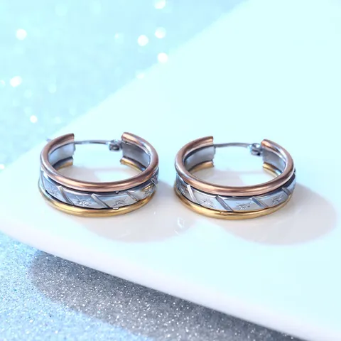 Trendsettende Driekleurige Roestvrij Stalen Huggie Oorringen Voor Dames Heren Geometrisch Gegraveerd Patroon Vergulde Koreaanse Sieraden