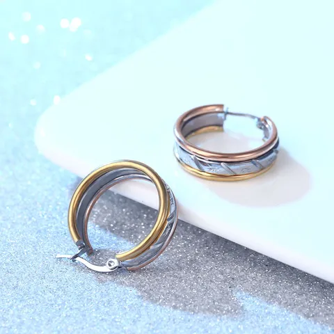 Trendsettende Driekleurige Roestvrij Stalen Huggie Oorringen Voor Dames Heren Geometrisch Gegraveerd Patroon Vergulde Koreaanse Sieraden