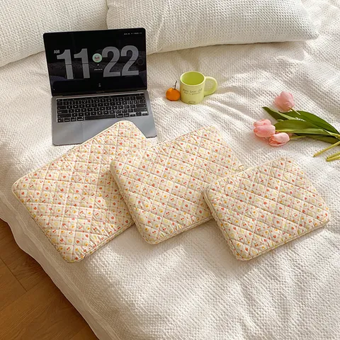 Korean Style Cute Strawberry Pattern Quilted Cotton Padded Laptop Sleeve Tablet Case Soft Protective Bag For Women
