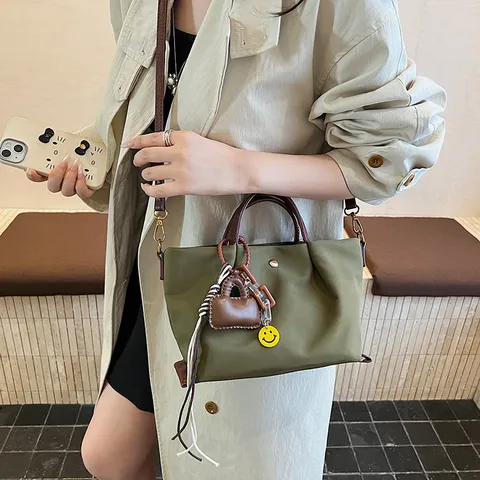 Sac Cabas Décontracté Imperméable en Cuir PU pour Femmes Avec Pendentifs Sac à Bandoulière de Commutation Mode Simple