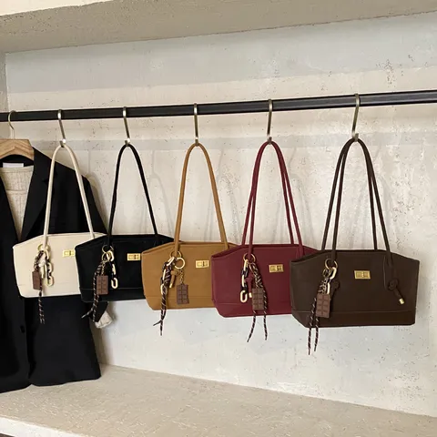 Sac Cabas en Suèdene pour Femme Grande Capacité Sac Bandoulière Casual Avec Fermoir Tournant en Métal et Charme Trajet Quotidien