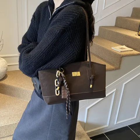 Sac Cabas en Suèdene pour Femme Grande Capacité Sac Bandoulière Casual Avec Fermoir Tournant en Métal et Charme Trajet Quotidien