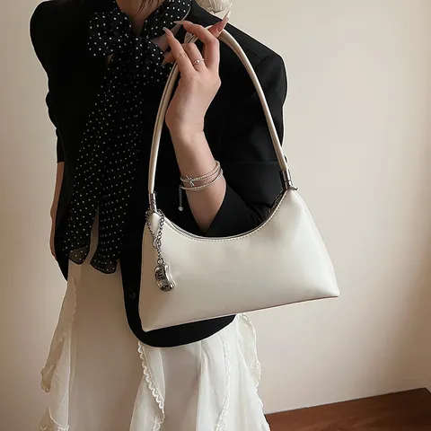 Sac Bandoulière Rétro en Cuir PU pour Femmes Sac Hobo Couleur Unie Mode Trajet Sac Bandoulière Avec Pendentif