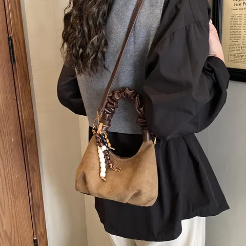 Sac à Main Dumpling Plissé Rétro pour Femmes en Daim Matelassé Hobo Bandoulière avec Pendentif de Perles